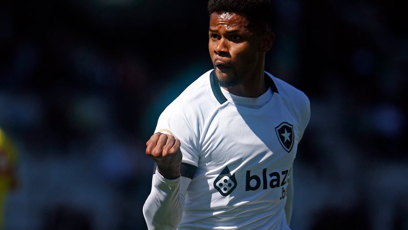 Emprestado, Júnior Santos traça planos: ‘Quero continuar no Botafogo e renovar meu contrato’