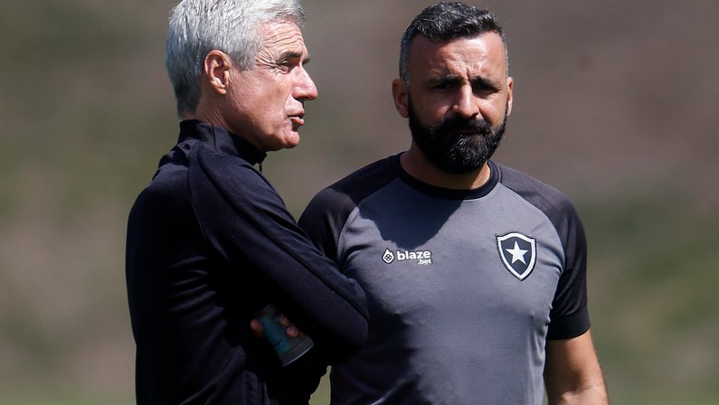 Auxiliar de Luís Castro projeta Crystal Palace x Botafogo: ‘Vamos jogar para tentar ganhar. Não faz sentido ir como se fôssemos turistas’