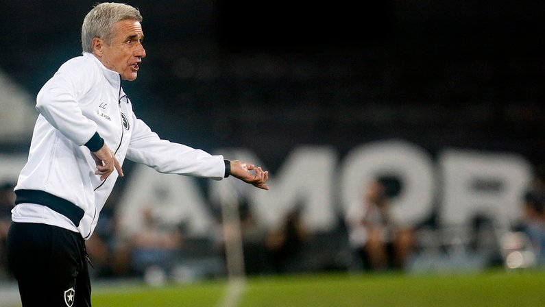 Pitacos: Botafogo contratou um ‘diretor esportivo’ ao trazer Luís Castro; está faltando resultado como técnico