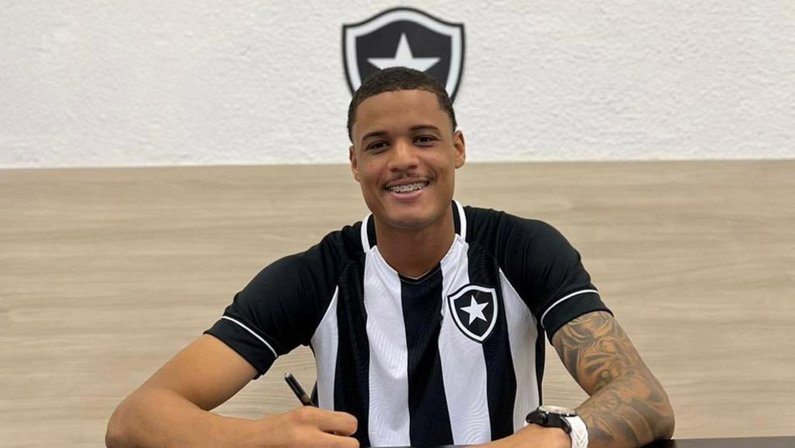 Reforço cumpre promessa de que jogaria no Botafogo após perder amigo
