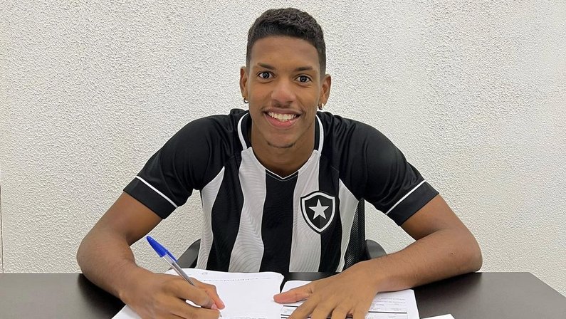 Náutico anuncia empréstimo de promessa de 18 anos para o Botafogo, com opção de compra
