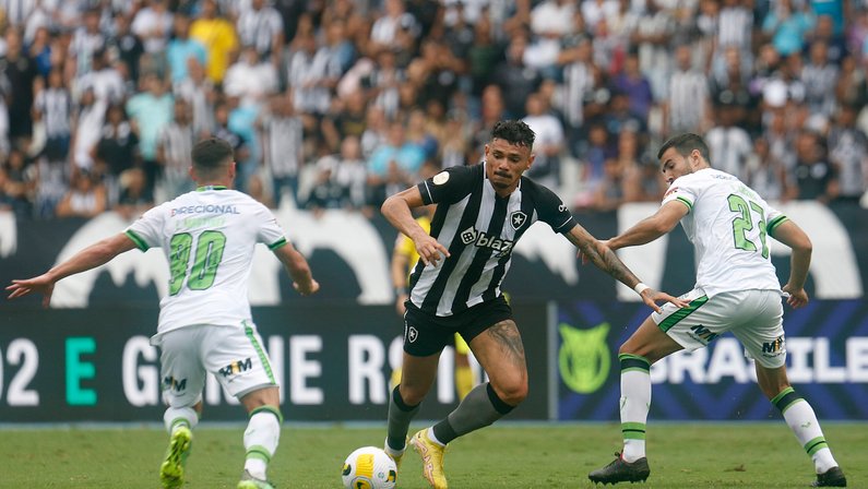 Análise: Botafogo abusa de jogo direto e volta a mostrar falta de repertório ofensivo no empate sem gols com o América-MG
