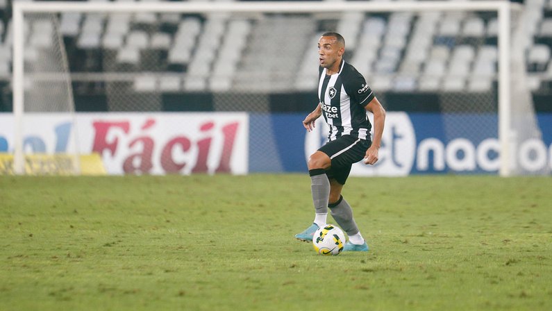 Marçal comemora vitória do Botafogo: ‘Jogar dentro de casa tem que ser uma vantagem’