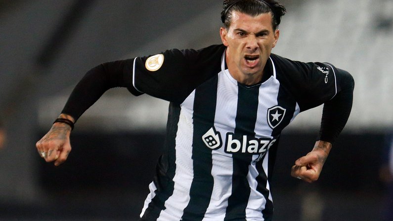 Victor Cuesta, do Botafogo, supera Gustavo Gómez, do Palmeiras, e é um dos melhores do Brasileirão em site de estatísticas