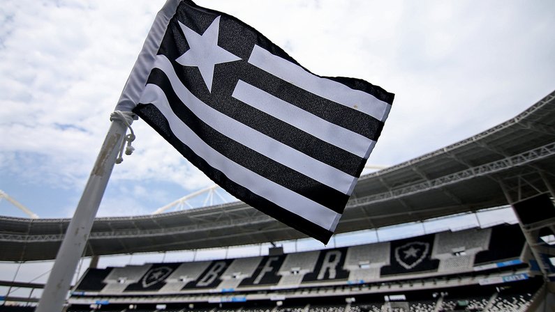 Bandeirinha do Botafogo no Estádio Nilton Santos