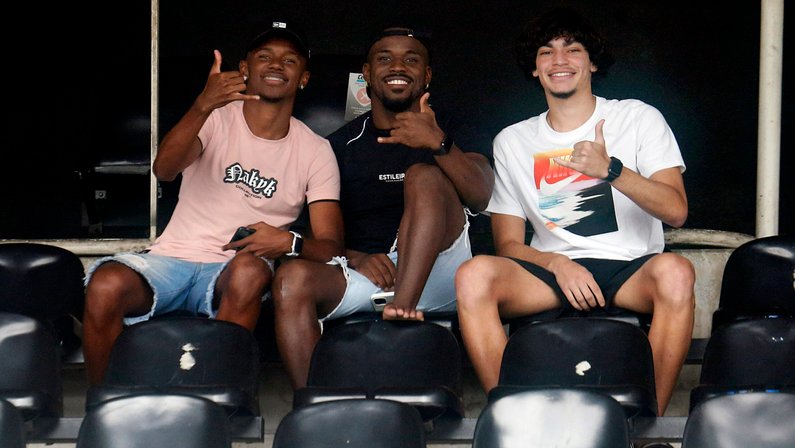 Jovens do time profissional prestigiam vitória do Botafogo pelo Brasileiro Sub-17 no Nilton Santos