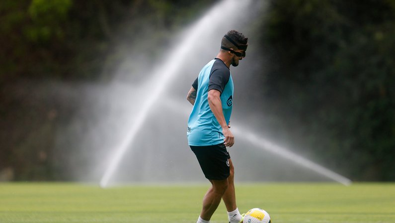 De máscara, Rafael treina com bola e se aproxima de retorno no Botafogo