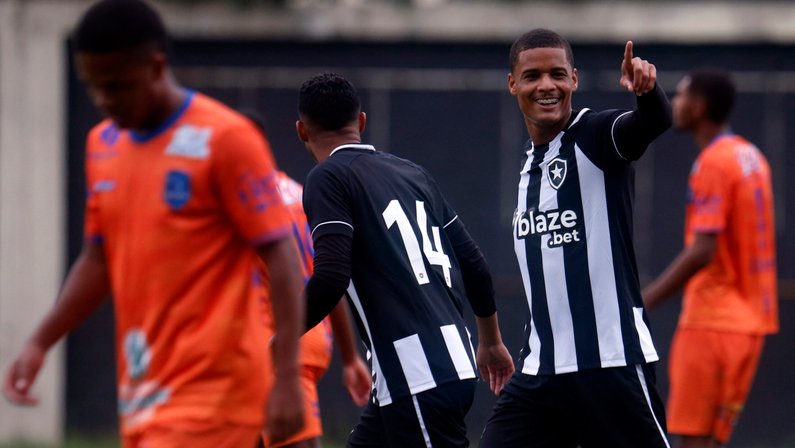 Sob olhares de Luís Castro, Botafogo B vence Audax em amistoso com três gols de Janderson