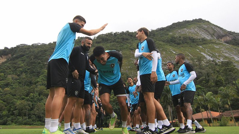 Promessa da base participa de treino do time principal do Botafogo e é recebido com ‘corredor polonês’