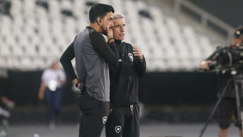 Auxiliar de Luís Castro vai a jogo do Boca Juniors na Bombonera e recebe ‘pedidos’ da torcida do Botafogo