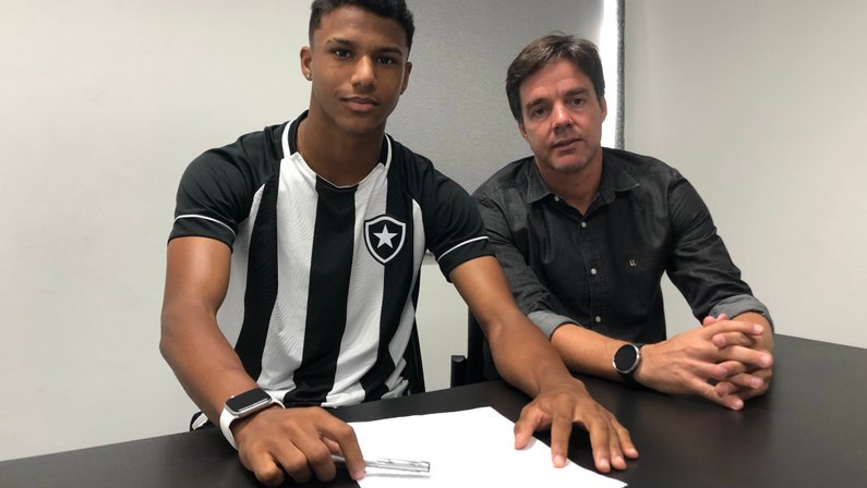 Artilheiro do sub-17, Fabiano assina primeiro contrato profissional com o Botafogo, até 2025