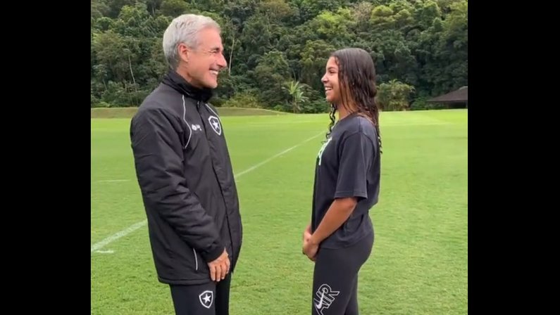 Giovanna aproveita visita a treino: ‘Obrigado, Botafogo, pela honra, e Luís Castro, pela conversa e ensinamentos’