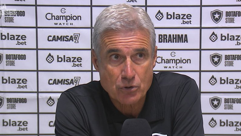Luís Castro parabeniza jogadores do Botafogo após vitória e valoriza mais um jogo sem sofrer gols: ‘Defender é mais difícil do que atacar’