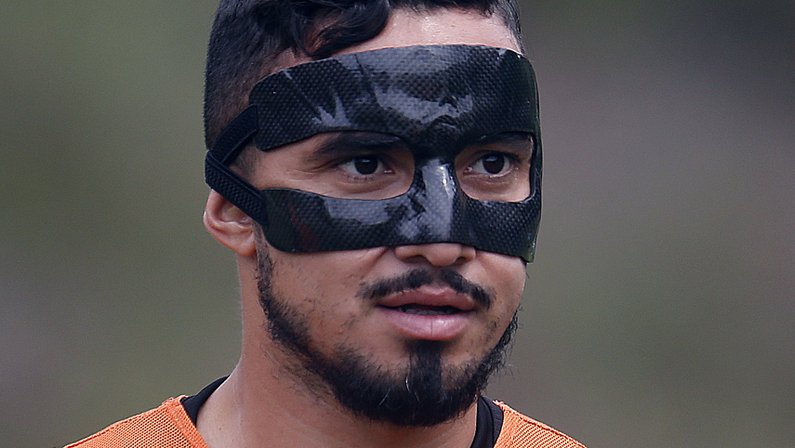 Rafael, de máscara, no treino do Botafogo em setembro de 2022