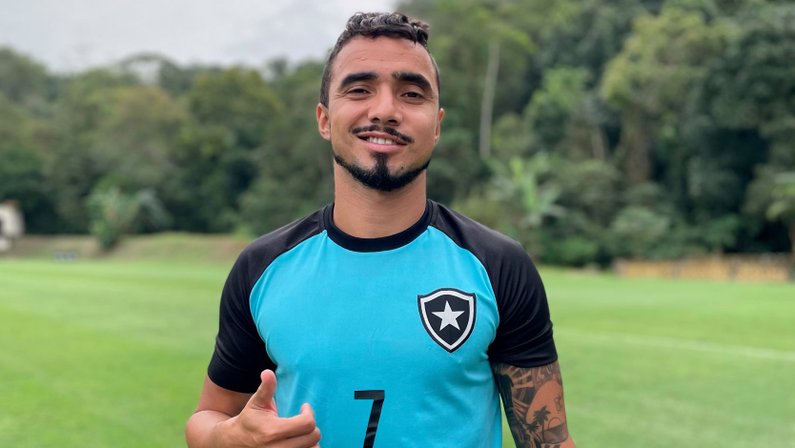 De máscara, Rafael deve voltar aos treinos com o grupo do Botafogo nesta semana
