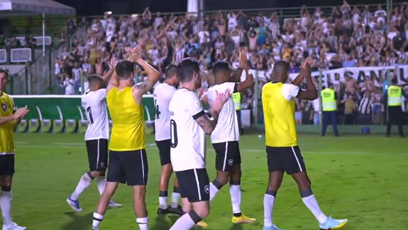 Elenco e torcida em Goiás x Botafogo | Campeonato Brasileiro 2022