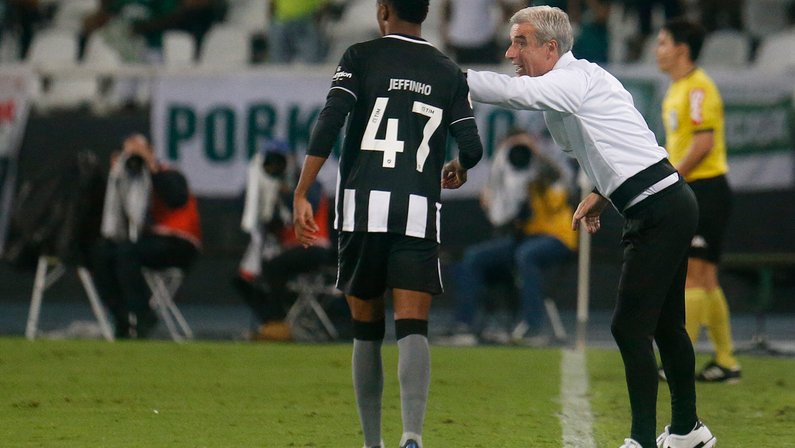 Comentarista cita caso de Jeffinho no banco no Botafogo e estranha critérios: ‘Alguma coisa de avaliação não era feita de forma correta’