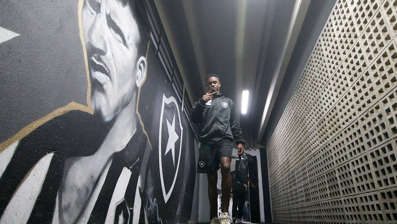 Jornalista considera ‘inexplicável’ Botafogo emprestar Jeffinho: ‘Lyon até ontem estava disposto a pagar uma nota pela revelação do rival’