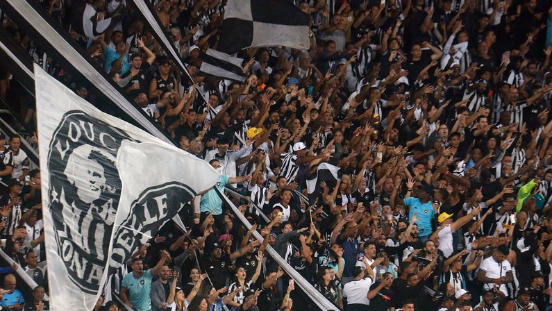 Torcida do Botafogo apoia jogadores após derrota; Gabriel Pires é exceção, vaiado ao ser substituído