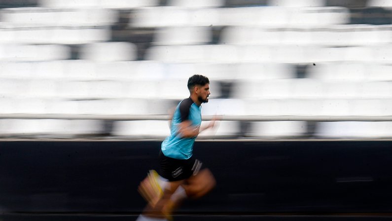 Daniel Borges reaparece e corre no gramado no último treino do Botafogo antes da viagem para Florianópolis