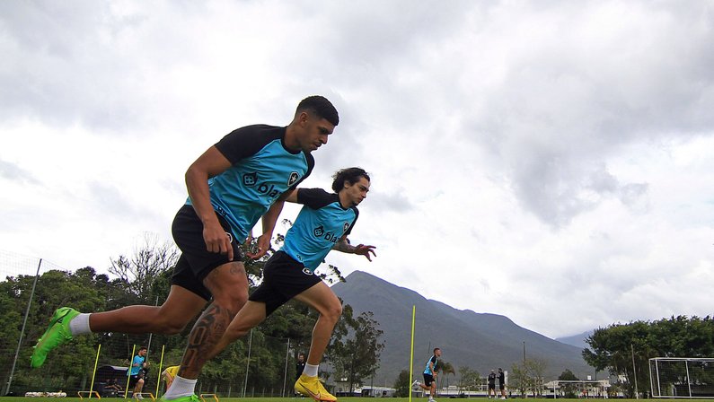 Auxiliar confia em crescimento de Matheus Nascimento e Luis Henrique no Botafogo: ‘Cheios de qualidades’