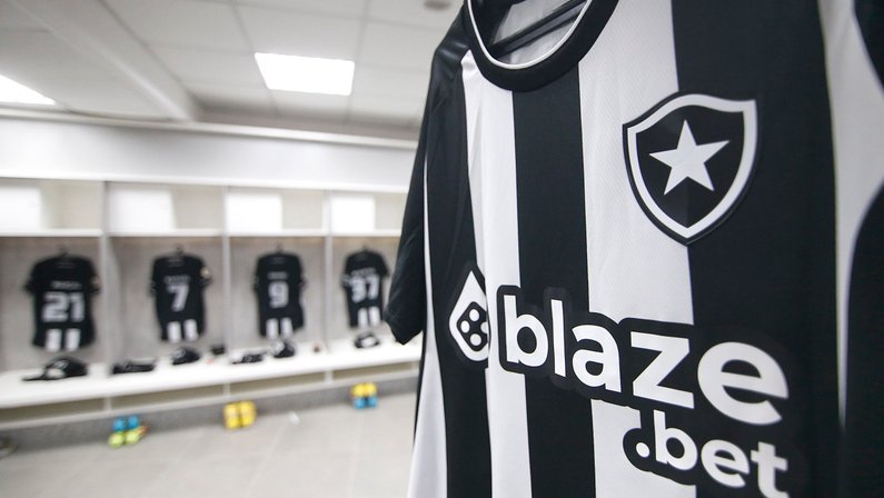 Adidas ou Reebok? Expectativa é que Botafogo defina fornecedor até o fim de outubro; compra do Lyon pode influenciar escolha de Textor