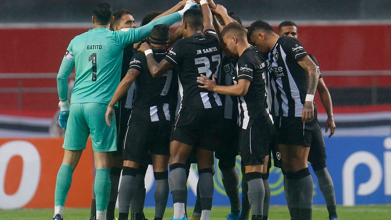 Análise: resiliente, Botafogo aguenta pressão e aproveita chance de garantir a vitória contra o São Paulo