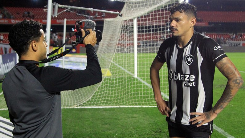 Tiquinho tem chegada triunfal no Botafogo com vitórias, gols, música de ídolo e até funk 