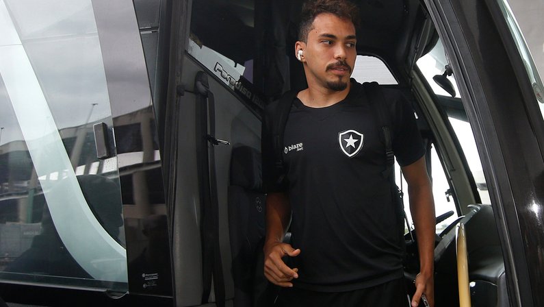 Bebeto revela que Eduardo atuou no sacrifício pelo Botafogo: ‘Estava sentindo o adutor. Tomou até injeção’