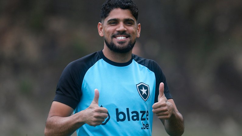 Lateral do Botafogo, Daniel Borges encerra 2022 como um dos 10 jogadores do Brasileirão com mais assistências no ano
