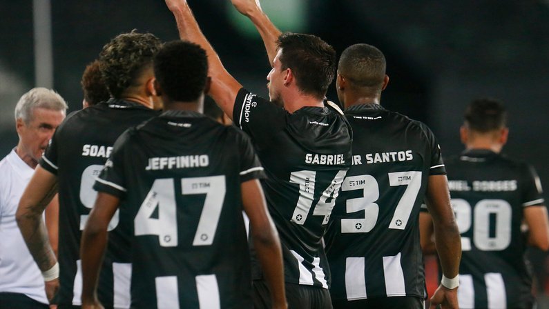 Análise: Botafogo cria e desperdiça bons ataques, flerta com perigo, mas busca vitória sobre Bragantino