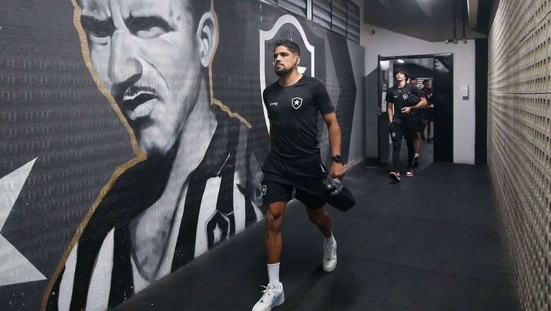 Daniel Borges testa positivo para Covid-19 e desfalca Botafogo na viagem para Londres