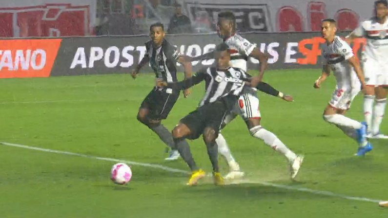 São Paulo x Botafogo: ‘Central do Apito’ diz que pênalti deveria ter sido marcado no campo e Rafinha, expulso