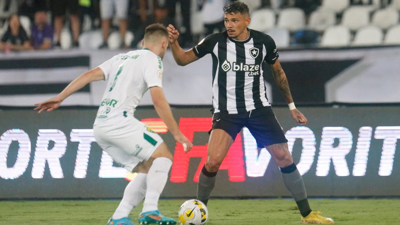 Análise: Botafogo abusa de perder gols, desmonta no segundo tempo e perde para o Cuiabá