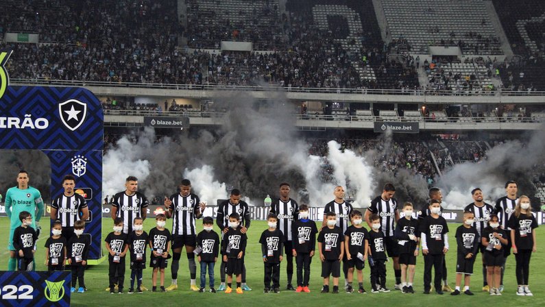 Comentarista aponta queda do Botafogo no segundo tempo e vê exagero em gritos de ‘time sem vergonha’