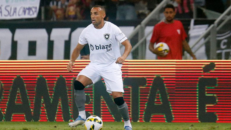 Marçal, do Botafogo, aponta ex-Seleção como jogador mais ‘sujo’ que encarou