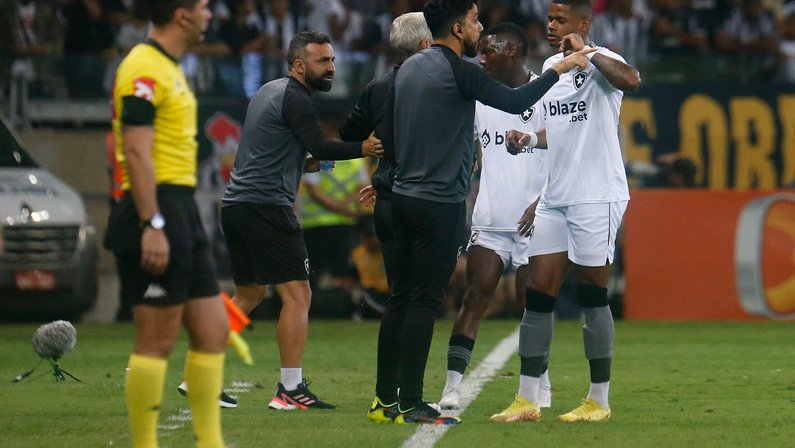 Comissão técnica do Botafogo se anima com Júnior Santos e crê que ausência teve mesma proporção de Jeffinho, diz blog