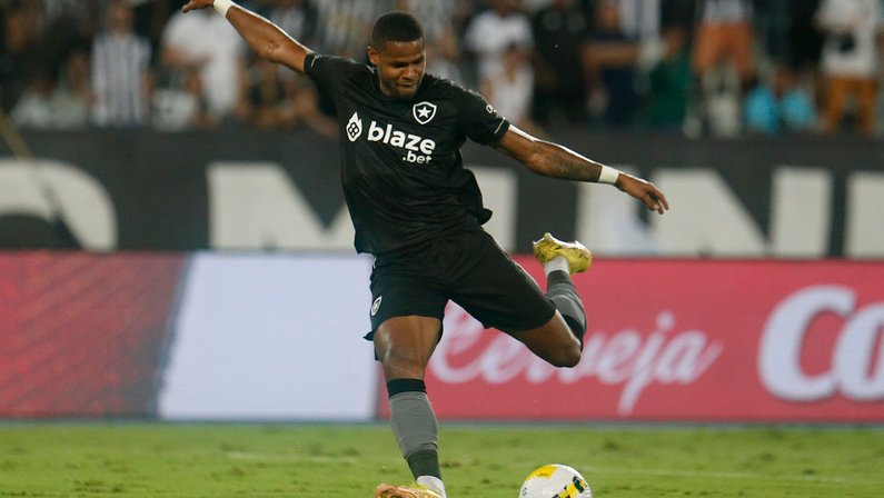 Botafogo quer manter Júnior Santos e vai tentar prorrogar empréstimo; há opção de compra por R$ 20 milhões