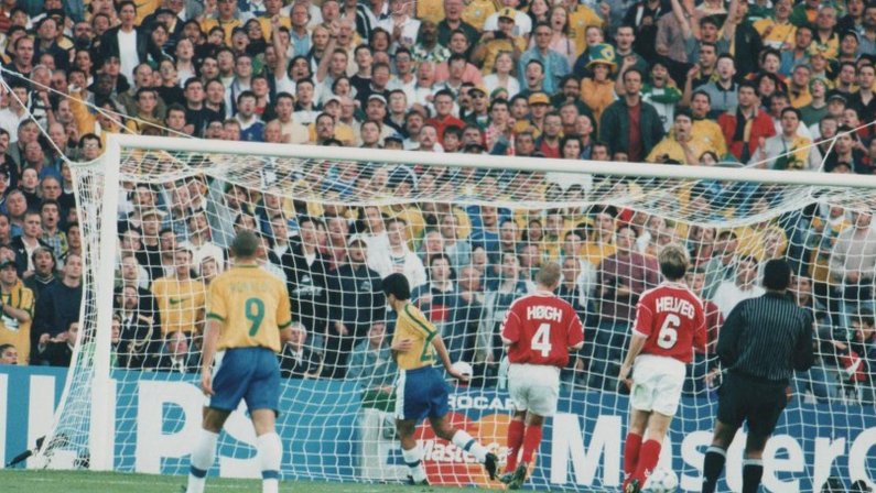 Bebeto marca contra a Dinamarca na Copa de 1998
