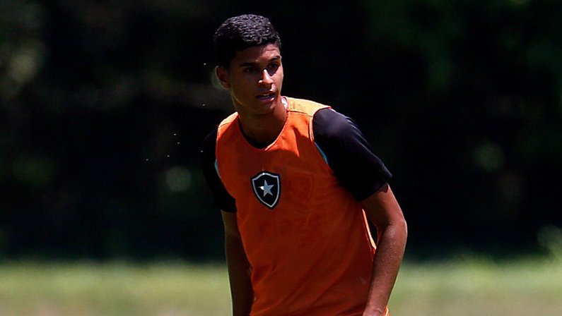 Botafogo promove meia de 16 anos para integrar delegação em excursão para Londres