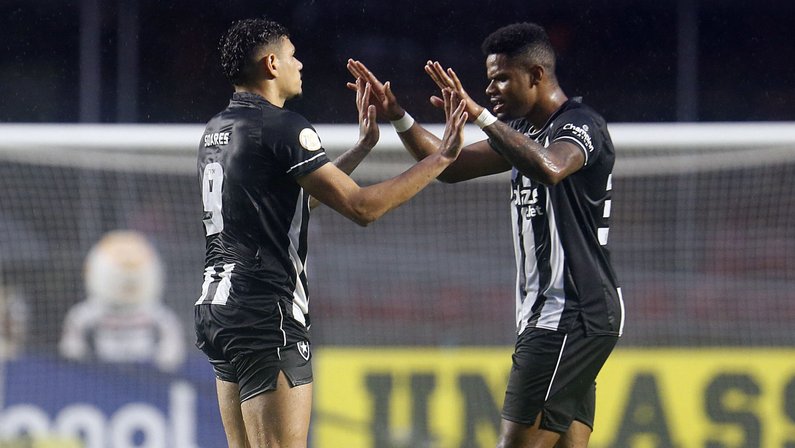 Tiquinho Soares elogia esquema ofensivo do Botafogo com Júnior Santos ao seu lado: ‘Gosto de jogar nessa formação’