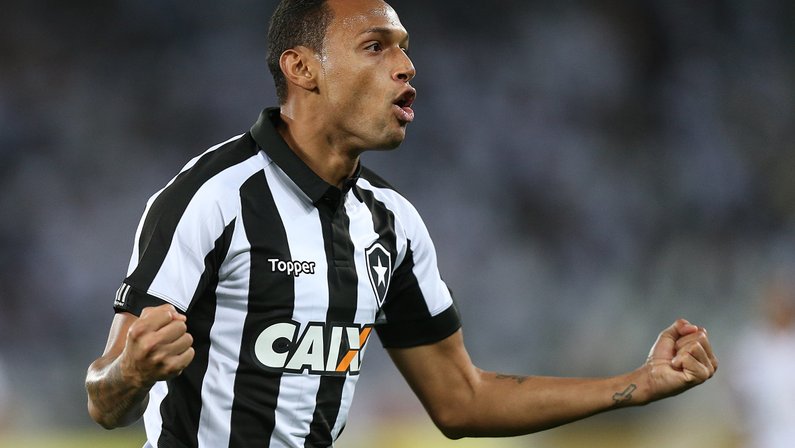 Gilson coloca Botafogo como um dos três clubes mais especiais na carreira e anuncia retorno ao futebol após dois anos para jogar Carioca