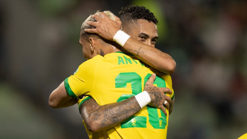 Jogadores da Seleção Brasileira na Copa do Mundo escalam dois atletas do Botafogo no time de suas carreiras em clubes