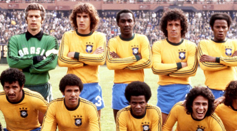 Rodrigues Neto, o último em pé, e Gil, o primeiro agachado, na Copa de 1978 - Foto: CBF