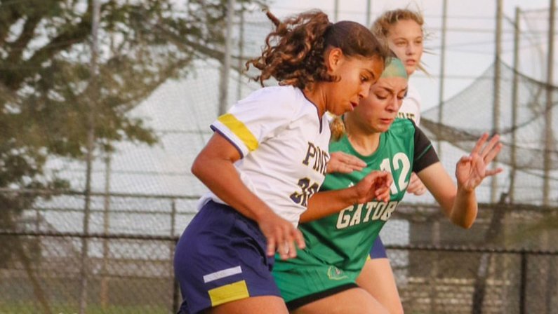 Só golaço! Ex-Botafogo, Giovanna Waksman brilha em torneio de futebol da high school nos Estados Unidos