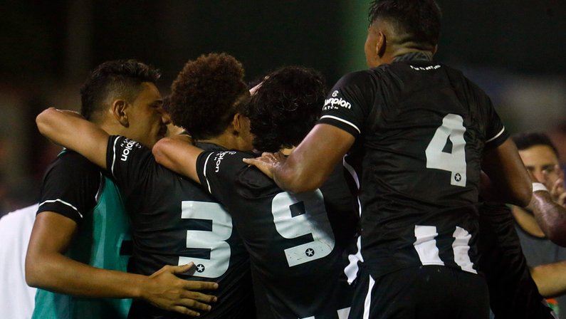 Botafogo repete lista de relacionados para o clássico contra o Fluminense
