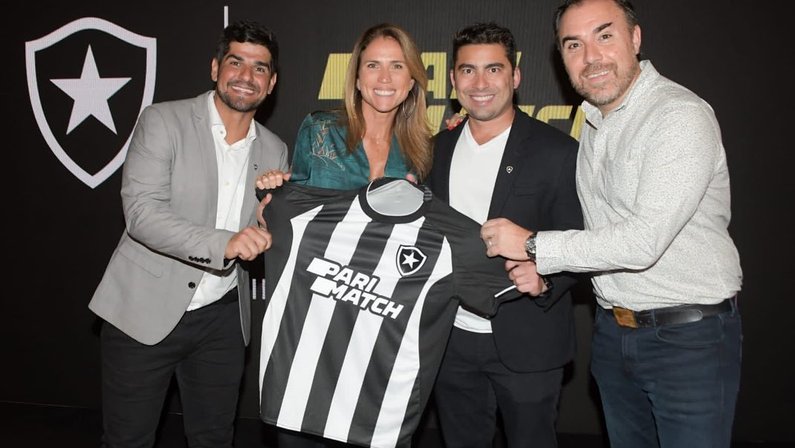 Departamento comercial do Botafogo com camisas da Parimatch