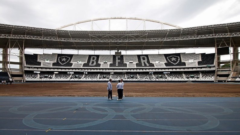 Prazos, qualidade, uso após shows, chuteira, estilo de jogo, velocidade da bola… Empresa detalha grama sintética do estádio do Botafogo
