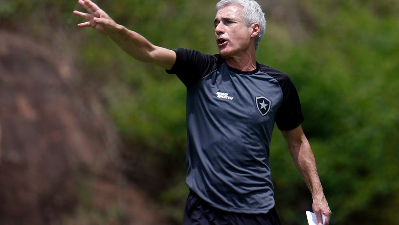Luís Castro: ‘Estou feliz no Botafogo, é um dos maiores desafios. Mas para construir equipe vencedora é preciso tempo. É fundamental termos paciência’