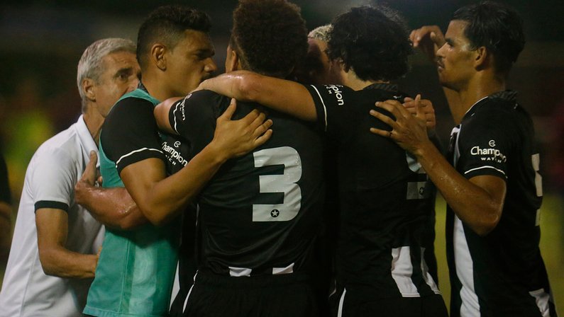 ‘Com titulares ou reservas, Botafogo tende a se classificar naturalmente no Carioca, algo precioso se comparado aos últimos anos’, diz comentarista